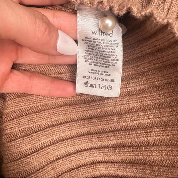 Aritzia Wilfred V-Neck Pearl Cardigan - Picture 6 of 6